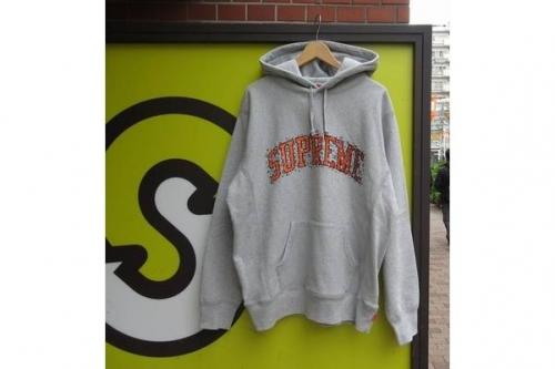 スニーカーのSUPREME
