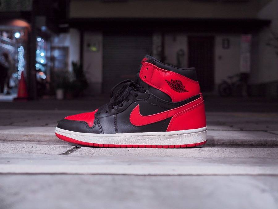 30年の月日が経っても色褪せない黒と赤。 - AIR JORDAN 1 RETRO