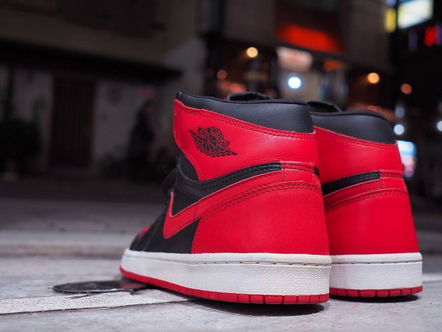 30年の月日が経っても色褪せない黒と赤。 - AIR JORDAN 1 RETRO