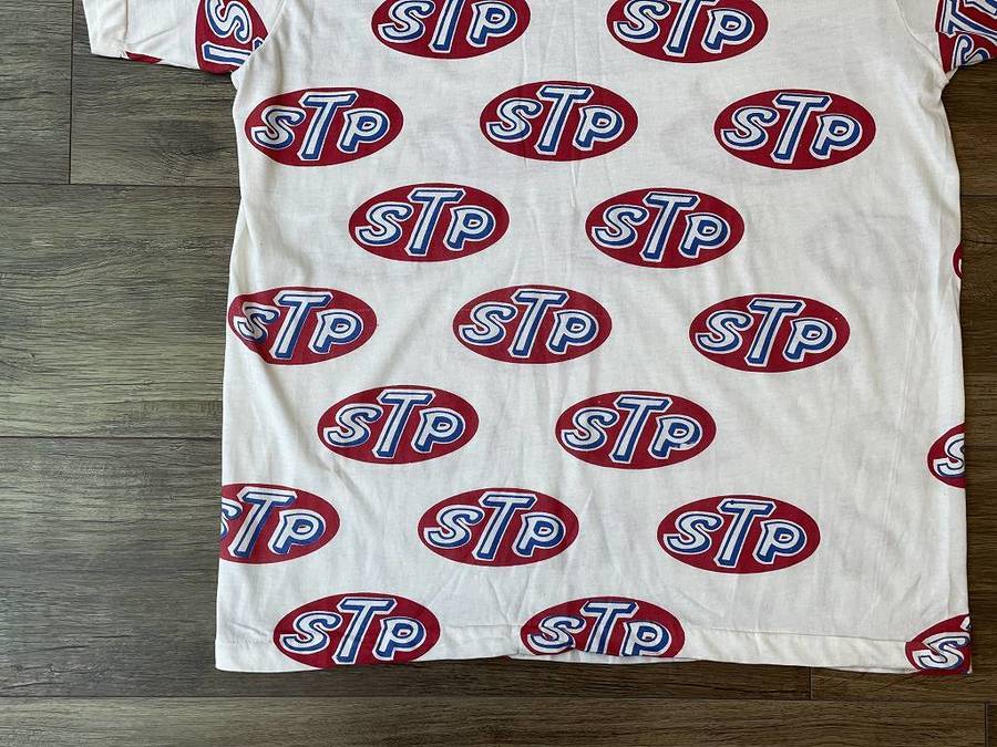デッド アメリカ製 STP ヴィンテージ Tシャツ オイル モーター 総柄 新品 デッド アメリカ製 STP ヴィンテージ Tシャツ オイル モーター 総柄