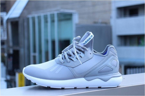 adidasのアディダス