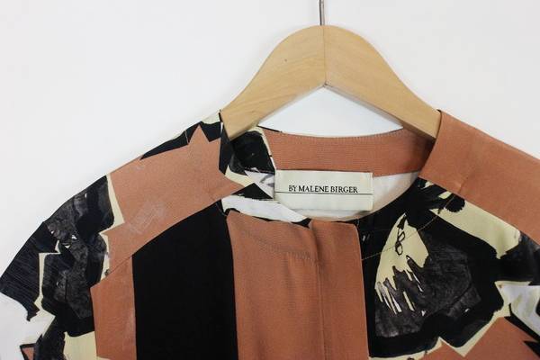 by MALENE BIRGER ジオメトリックシルクブラウス www.ipanema.com