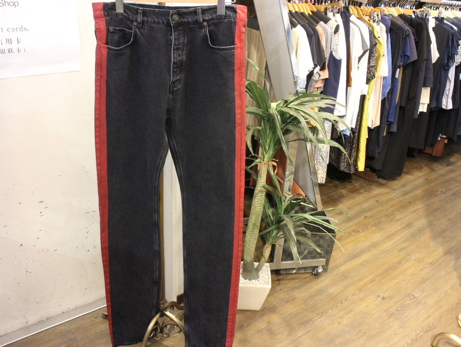 BALENCIAGA（バレンシアガ）からサイドラインデニムパンツのご