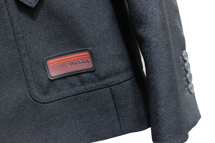 美品 PRADA テーラードジャケット ステンカラー プラダ ブラック 着回しで選ぶなら、プラダの新作ジャケットが正解──2024年