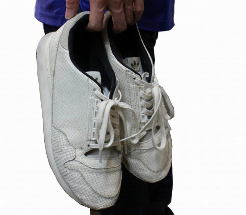 アディダスのスニーカー