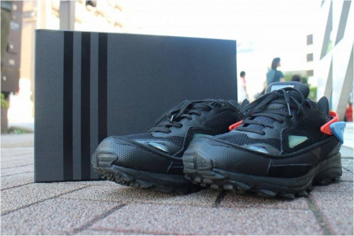 adidasのRAF SIMONS