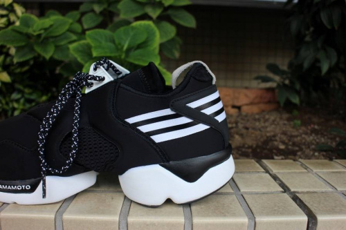 ワイスリーのスニーカー