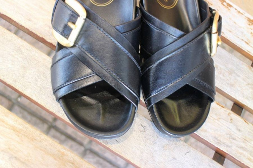 サンダルのレザー