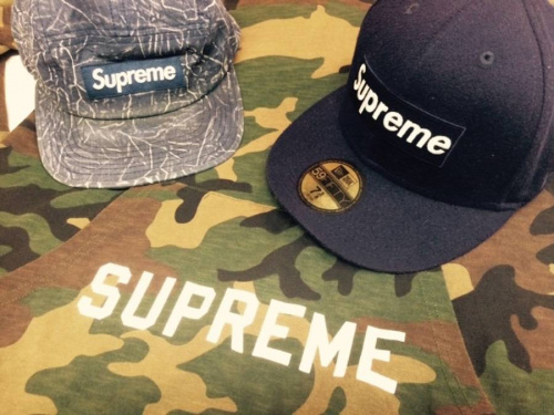 SUPREMEのBOX　LOGO