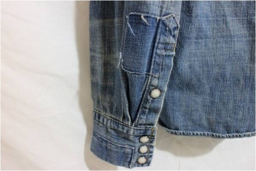 デニムシャツのスタッズ