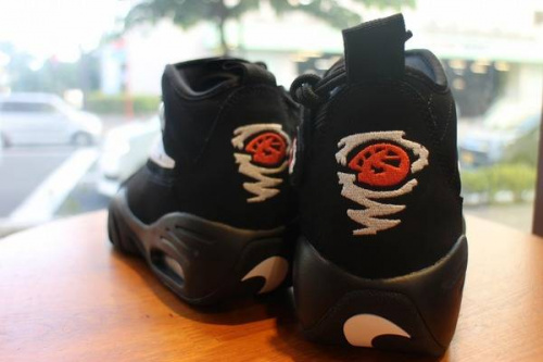 NIKE　のAIR SHAKE NDESTRUKT