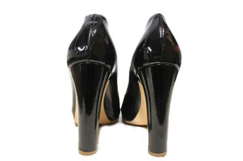 シャネルのChristian Louboutin