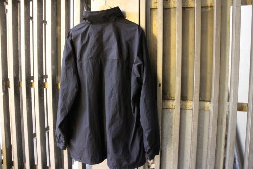 コモリのアノラックパーカー