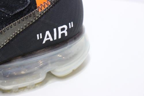 ナイキ×オフホワイトのスニーカー