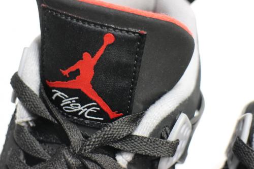 ナイキのジョーダン4