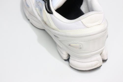 アディダス バイ ラフシモンズのスニーカー