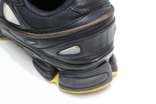 アディダス バイ ラフシモンズのスニーカー