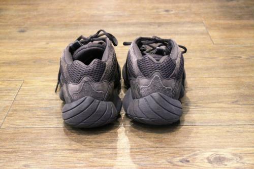 アディダスのYEEZY DESERT RAT 500