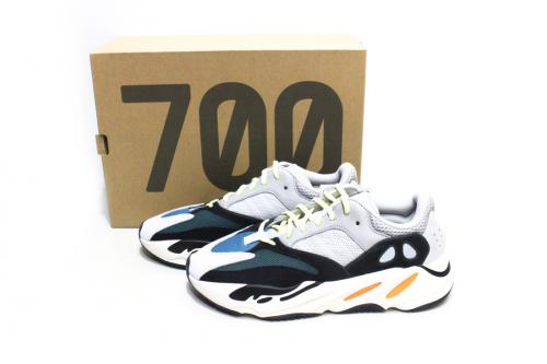 adidasのアディダス