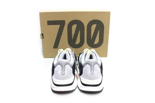 アディダスのYEEZY BOOST 700　スニーカー