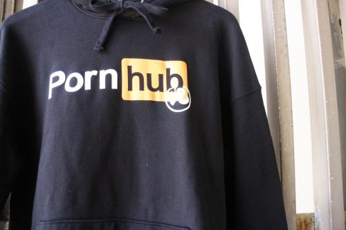 リチャードソン × ポルノハブのLOGO HOODIE