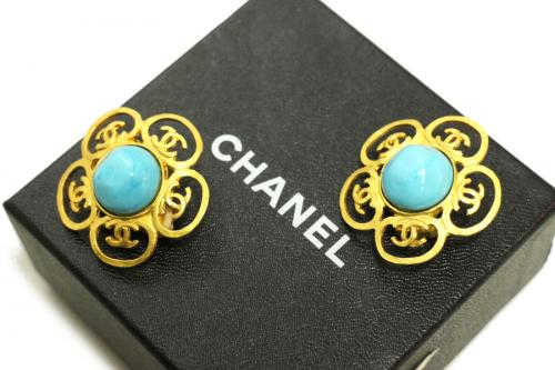 シャネルのココマークカメリアイヤリング