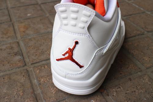 ナイキのエアジョーダン　4　レトロ