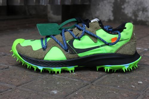 ナイキ×オフホワイトのスニーカー