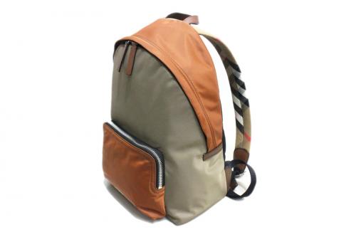 バーバリーのカラーブロックバックパック