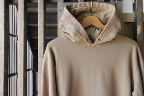 シオタのプルオーバーパーカー