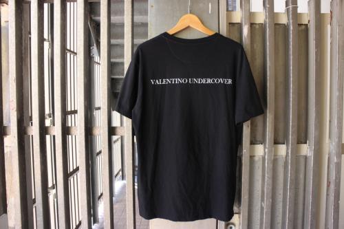 ヴァレンティノ×アンダーカバーのVフェイスローズプリントTシャツ