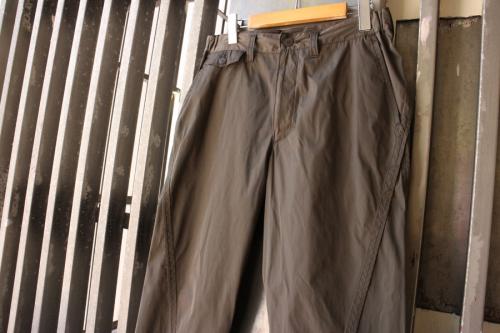 イッセイミヤケのナイロンテーパードパンツ