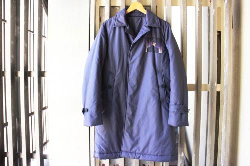 アンダーカバーの中綿バックプリントステンカラーコート