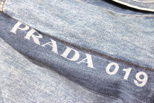 プラダのオーバーサイズデニムジップジャケット