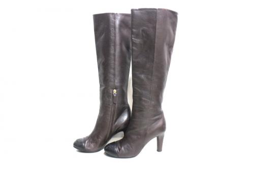 シャネルのココマークレザーブーツ