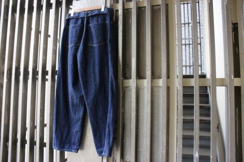 コモリのベルテッドデニムパンツ