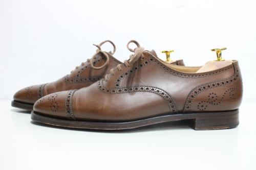 クロケット＆ジョーンズのメダリオンシューズ