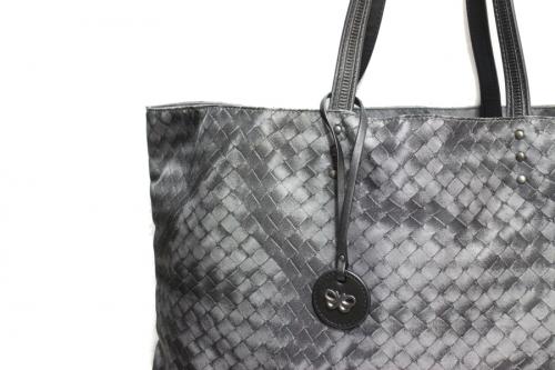 ボッテガベネタのイントレチャートプリントトートバッグ ブラック B05587113A