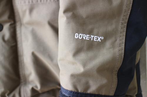 マウンテンダウンジャケットのビーチグリーン