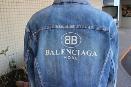バレンシアガの刺繍ロゴデニムジャケット