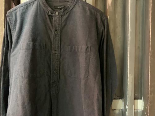 エンジニアードガーメンツのバンドカラープルオーバーロングシャツ