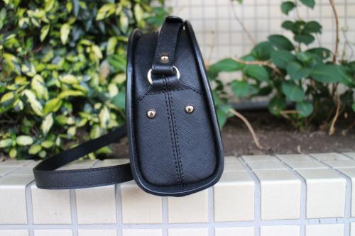 アーペーセーのハーフムーンレザーバッグ