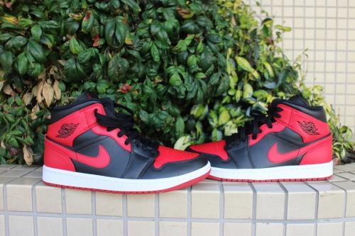 ナイキのAIR JORDAN 1 MID