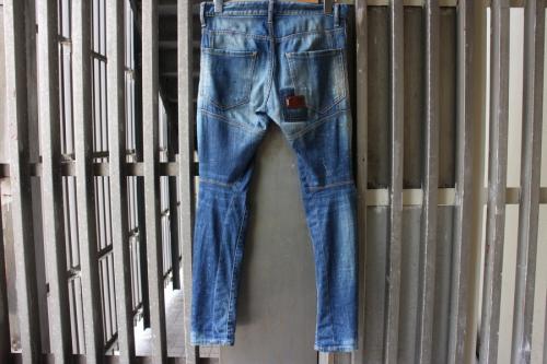 ディースクエアードのダメージデニムパンツ