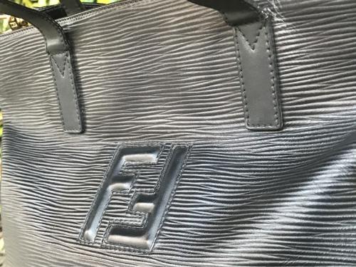 フェンディのｽﾞｯｶﾛｺﾞ2WAYｼｮﾙﾀﾞｰﾊﾞｯｸﾞ