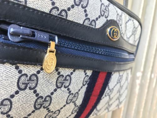 ショルダーバッグのモノグラム