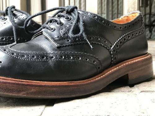 トリッカーズのウイングチップシューズ