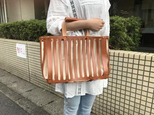 シマシマのハンドバッグ