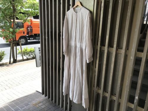 ヴェリテクールのカディコットンギャザーワンピース