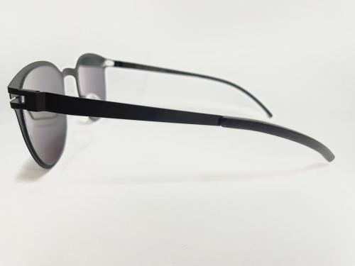 サングラスのTRUMAN